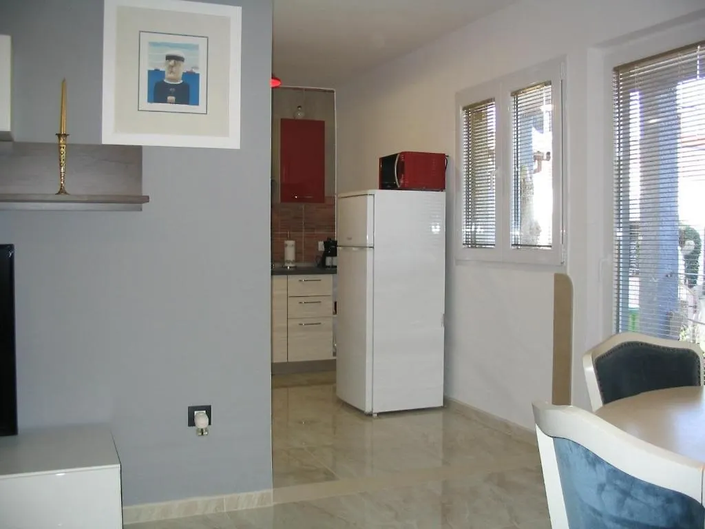 Apartment In Fazana With Terrace, Air Conditioning, Wifi, Washing Machine