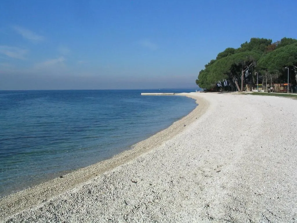 Apartment In Fazana With Terrace, Air Conditioning, Wifi, Washing Machine