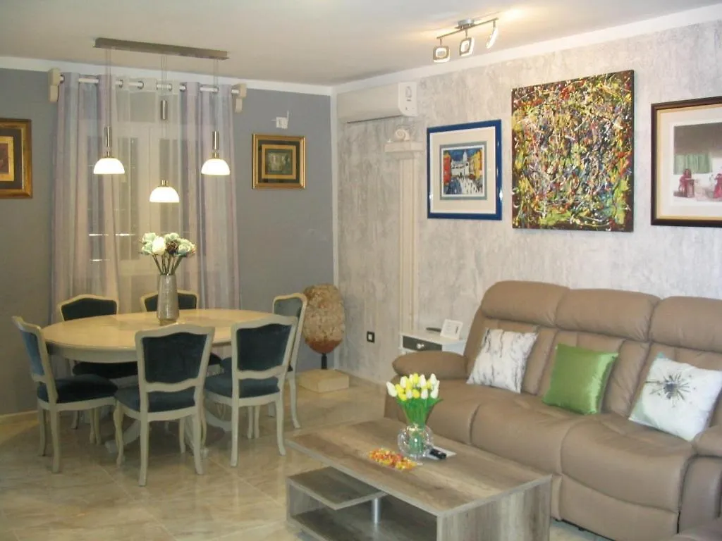 Apartment In Fazana With Terrace, Air Conditioning, Wifi, Washing Machine 0*,  Chorvatsko
